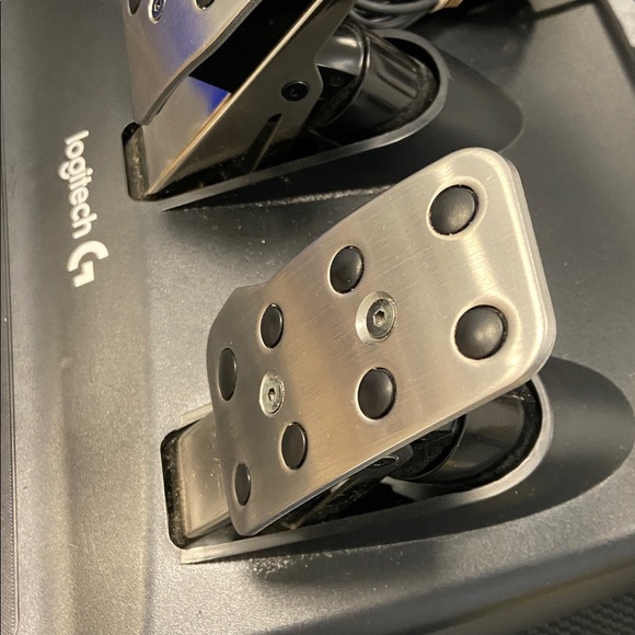 Logitech G920 Driving Force Racing Wheel With Pedals - Picture 7 of 8